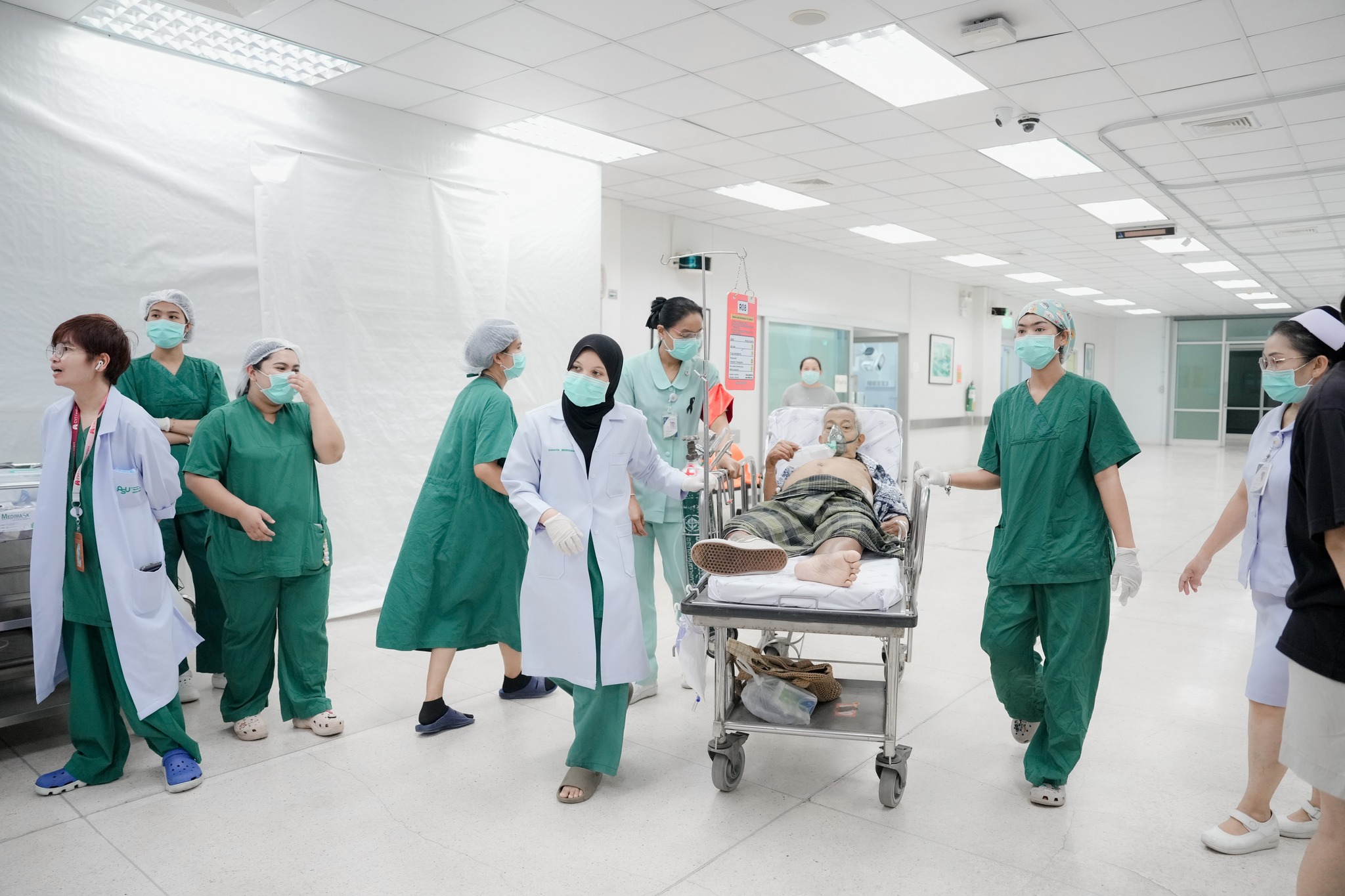 ภาพบรรยากาศ (วันที่ 27พ.ย.68) แพทย์ พยาบาล และบุคลากร  คณะแพทยศาสตร์ มหาวิทยาลัยสงขลานครินทร์ ผนึกกำลังอย่างเต็มที่ ดูแลผู้ป่วยและรอรับการส่งต่อผู้ป่วยจากโรงพยาบาลข้างเคียงที่ได้รับผลกระทบ