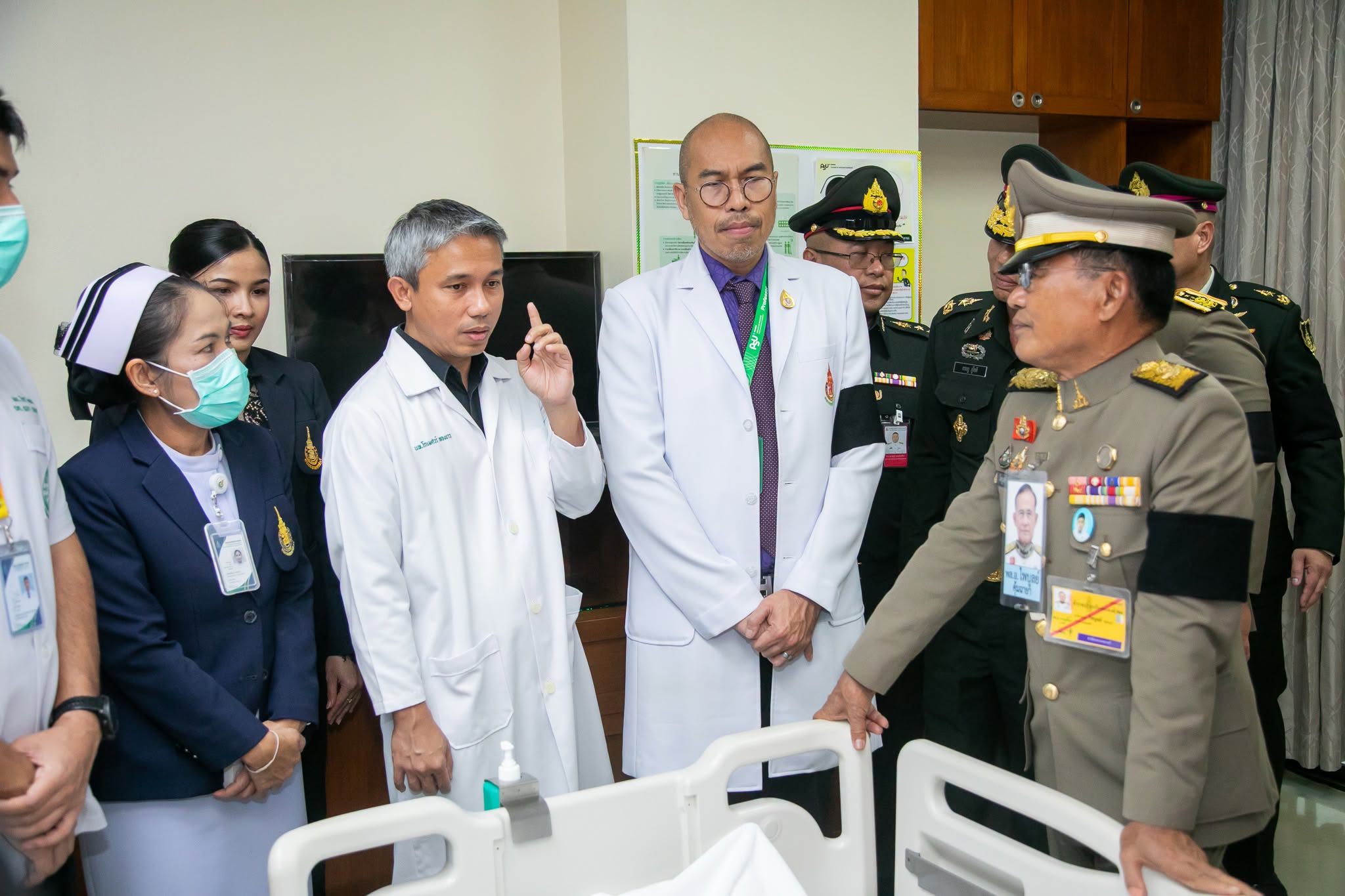 ในหลวงโปรดเกล้าฯ ให้องคมนตรีเชิญสิ่งของพระราชทาน เยี่ยมและมอบกำลังใจแก่เจ้าหน้าที่ผู้บาดเจ็บจากเหตุการณ์ความไม่สงบชายแดนใต้